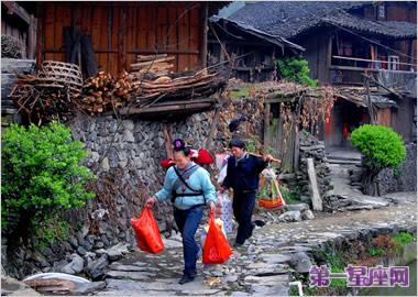 农历正月初二,中国很多地方都有回娘家的习俗,嫁出去的女儿要带上