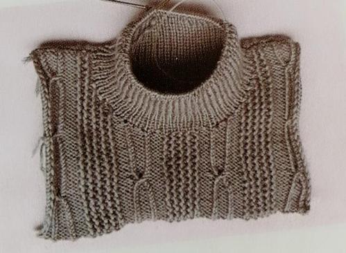 前后缝合,围着领一周挑针,织单螺纹25行.