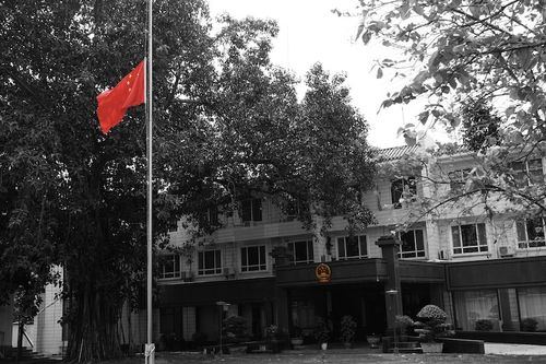 中国驻老挝大使馆降半旗志哀抗疫烈士和逝世同胞