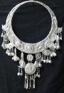 查看该产品苗银项圈/苗族银饰/舞台舞蹈用品/拍照道具/冲四钻一个也