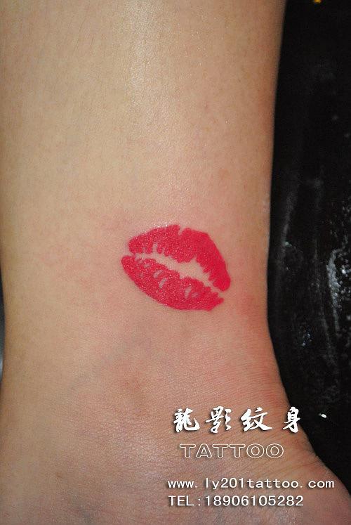红唇纹身