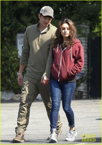 甜蜜显示 黛咪·摩尔分手后不久,就迅速的和黑天鹅米拉·