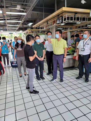 街道党工委书记卫树强同志率队检查市场商超食品安全及疫情防控工作