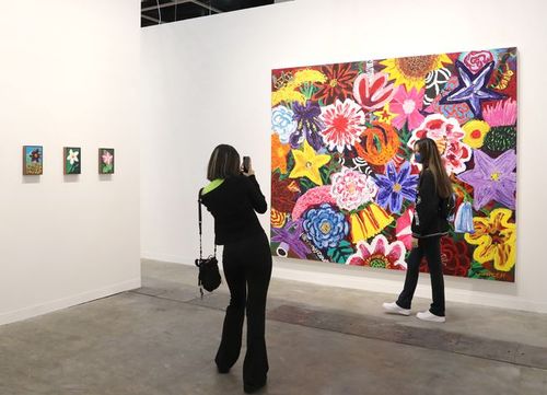 图文互动巴塞尔艺术展香港展会开幕百余家国际艺廊亮相