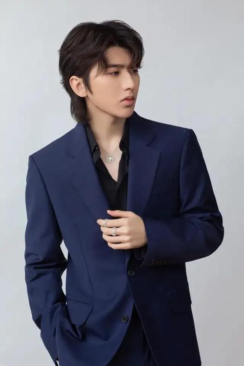 这身燕尾西服就大有为你包下了整个码头的气派啊!