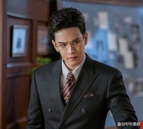 直到《流光之城》的开播,光看剧照就觉得经超饰演的孟七爷很绝,眼神