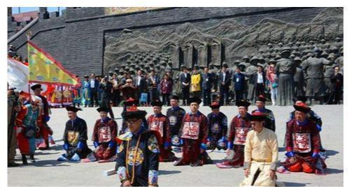 爱新觉罗·恒绍自称乾隆7世孙,曾在吉林穿龙袍祭祖,惹网友质疑