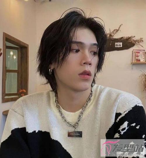 喜欢头发长一些的男生这款是首选,发尾进行碎剪设计,长刘海往两侧梳