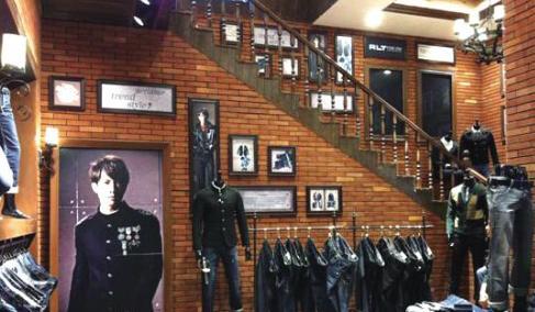 谁能帮我做三张墙面的展示图(服装陈列)的,谢谢了.