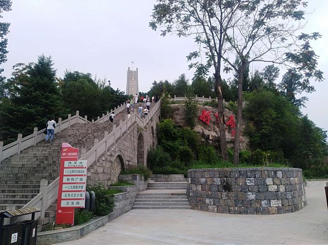 路旁雕刻着刘伯承元帅带领129师将士在此抗击日寇的"场景"!