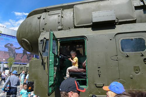 小男孩紧握导弹发射车方向盘.