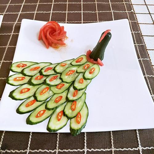 骄傲的狐狸做的蔬菜拼盘盘饰摆盘(孔雀)