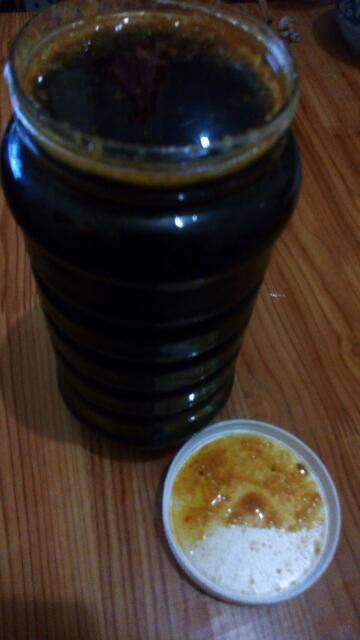 我买了点野生蜂蜜!颜色有点黑红黑红!不知道是不是真的!