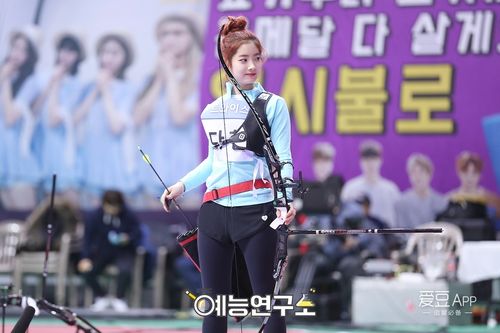 twice分享170211偶像运动会射箭环节花絮照出炉美颜盛世的小姐姐们