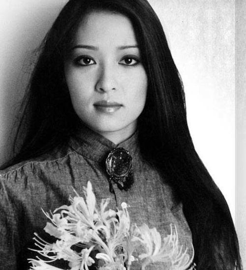 胡因梦50岁生日,李敖送50支玫瑰,不为祝福,只为羞