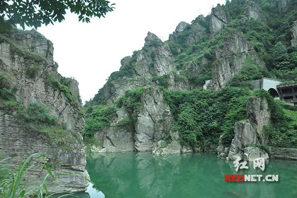 (《最后的胜利》湘西会战报道组在洞口塘前与洞口县军事志主编曾令钧