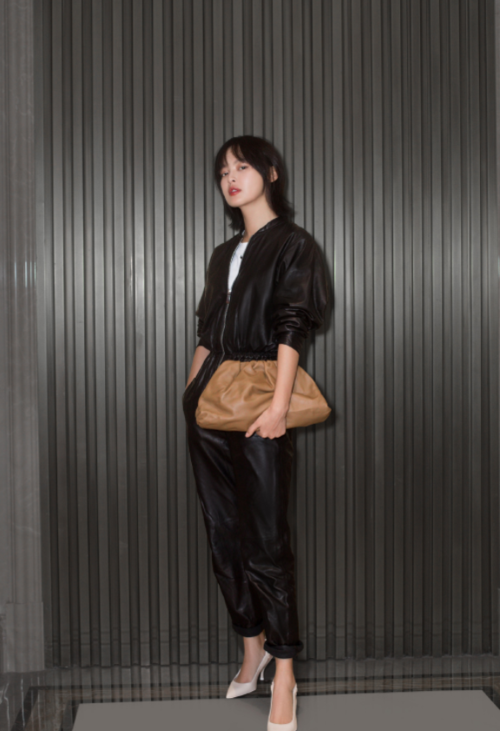 辛芷蕾外形甜美个性高冷霸气,紫色亮片裙下,一双美腿太吸睛