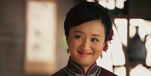 57岁老戏骨杨昆罕露面,走出丈夫生意失败阴霾!千万别墅被拍卖