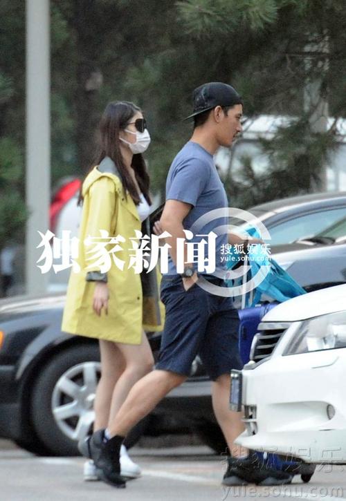 独家:蒲巴甲带女友逛街 开豪车同回家