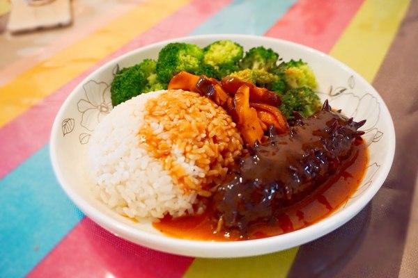  p>鲍汁海参饭是由鲍汁,海参,米饭等主要食材做成的一道菜品,属于家常