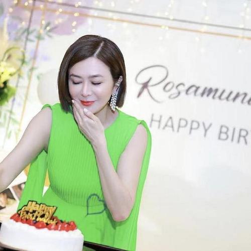 59岁关之琳的生日身穿绿色长裙凸显优雅气质好友纷纷前来庆祝
