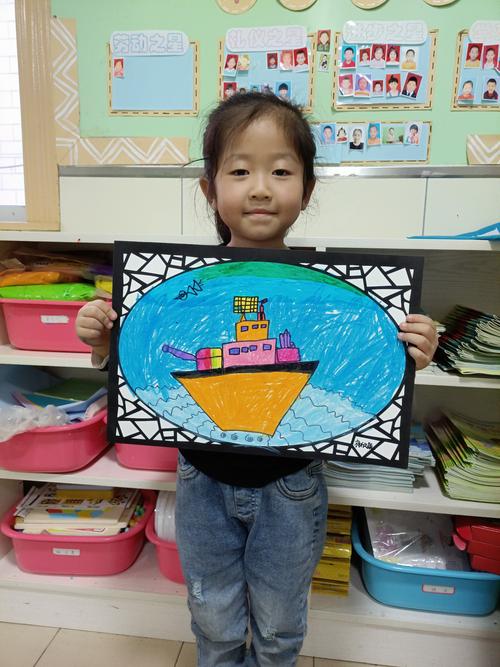大班儿童画《海上的军舰》