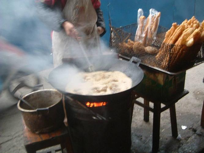 买上几根油条.带给你的她.