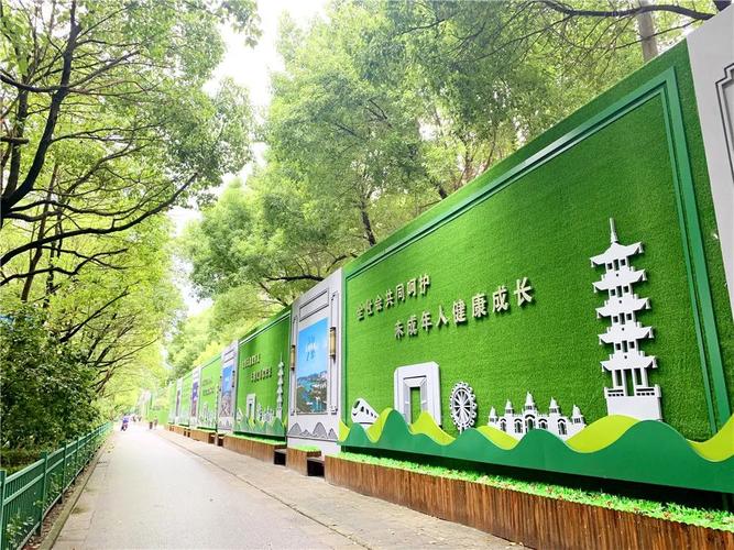 争创文明典范城市工地围挡按下美颜键摇身一变成风景