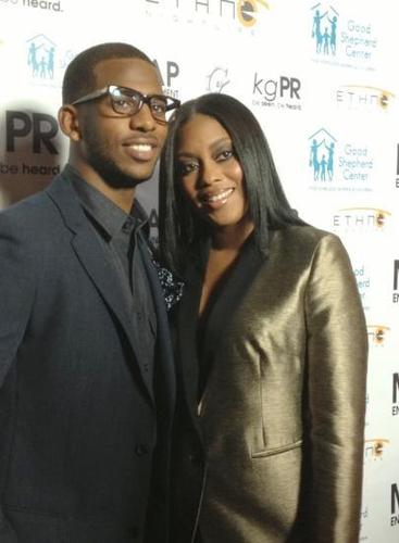 保罗携娇妻享牛排美味 十指紧扣秀夫妻情深(图)