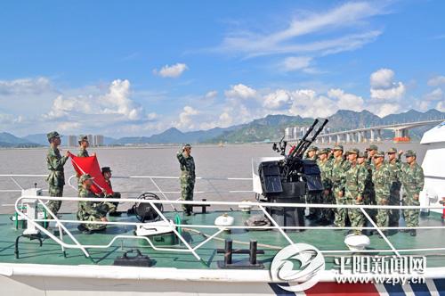 8月23日,驻温海警组织全体官兵在温州鹿城区海警二大队的码头开展