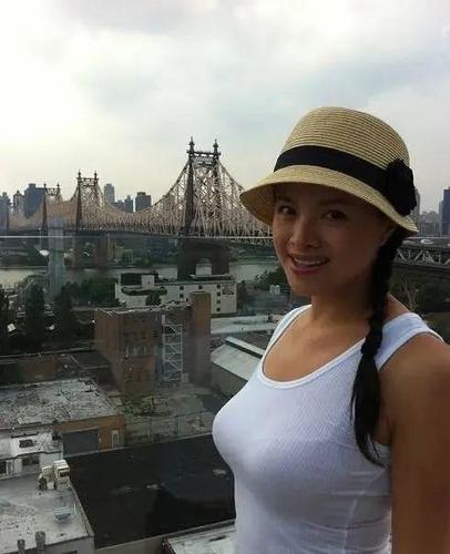 53岁的石兰依旧保持着苗条的身材,年轻靓丽的外表,活成了很多女生