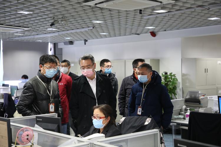 分行付捷行长赴西区支行视察抗疫情况