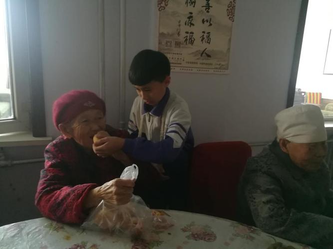 尊老爱老敬老孝老——薛八小四年级三班弘扬传统美德社会实践活动
