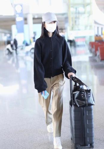 40岁董洁机场照曝光眉眼清秀难掩小白花气质完全不像孩子妈