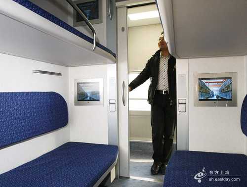 除了软卧包厢,软座车厢内也设有4面液晶电视.(来源:东方网 摄影:刘歆)