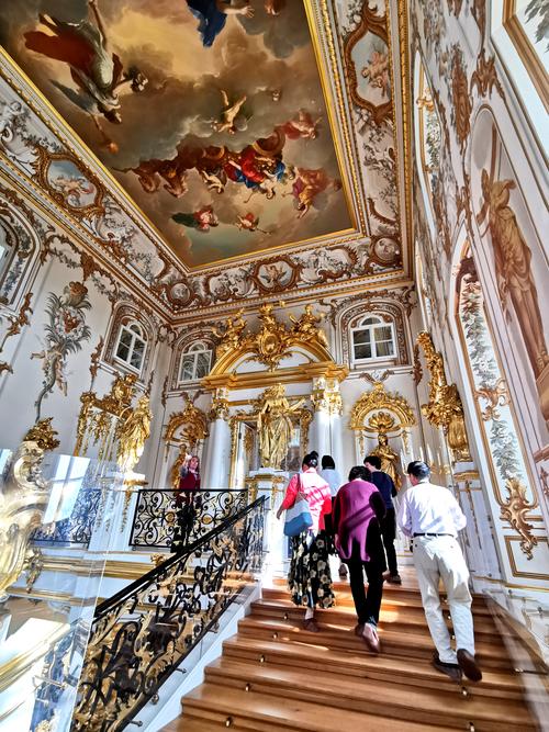 参观夏宫内部,这是另外付费的项目.