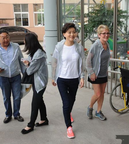 杨澜越老越假,穿的再知性挑染发赶时髦,也50多岁难掩脸上老态!