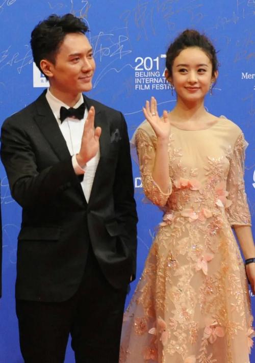 赵丽颖刚洗完澡,看见老公冯绍峰摇摇摆摆的从外面回来