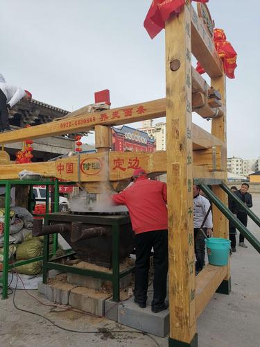 世界最大的饸饹床子是这样操作的