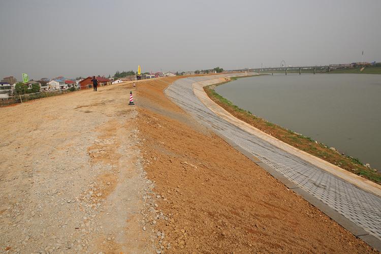 整治加固后的柳林江大堤