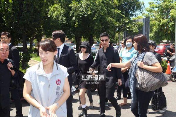 安钧璨告别仪式举行 大小s安以轩陈乔恩等现身悼念