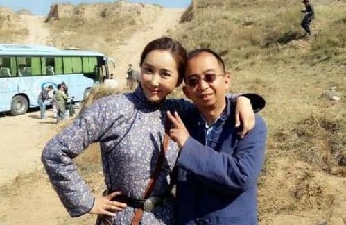 被称为"最丑影帝",身价上亿娶美貌妻子,自己认为满意