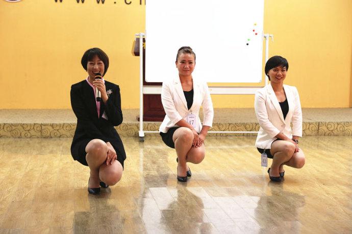 商务礼仪中蹲姿的基本礼仪规范