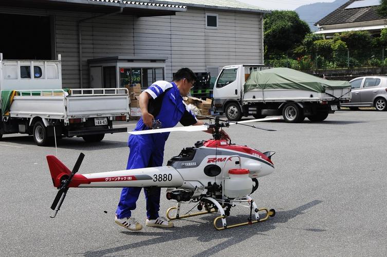 中创航空ceo参加农业部雅马哈农药喷洒无人直升机技术