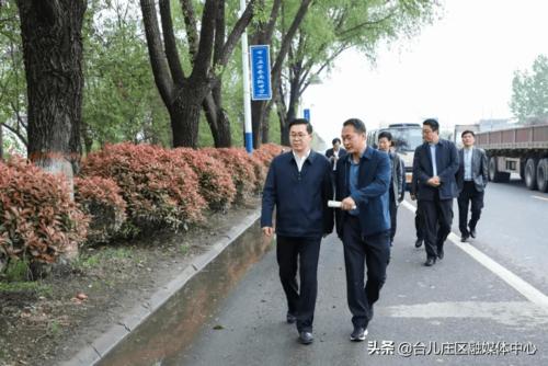 台儿庄:刘涛带队到枣台路召开路域环境整治现场办公会