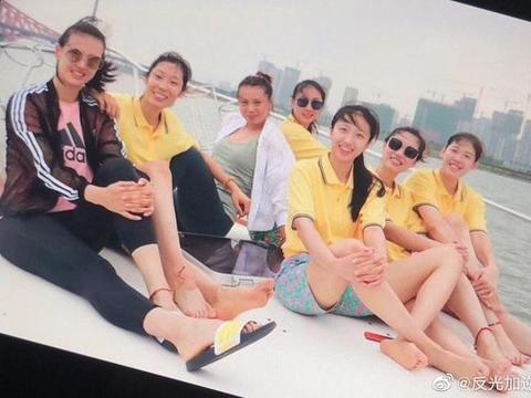 女排更换华为手机,朱婷,丁霞,袁心玥长腿长脚抢镜