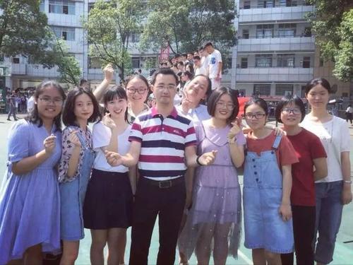 南山中学三位老师获市十佳百优班主任称号