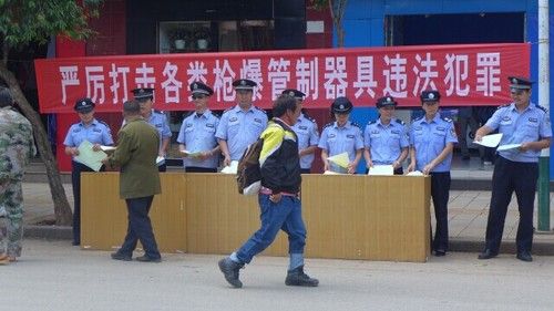 禄劝公安局组织开展"治爆缉枪,扫黄打非"宣传活动