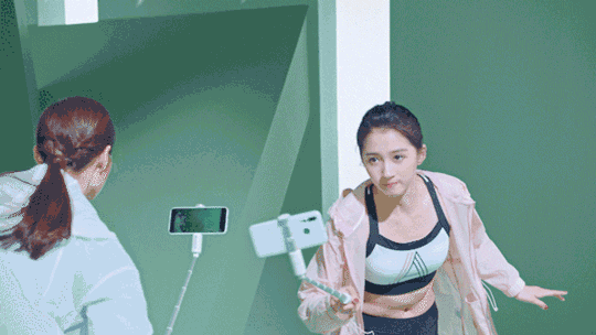 冲动天使关晓彤的新人设与安踏女子的轻运动概念