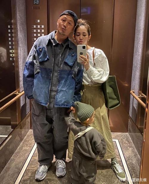 "六叔"余文乐罕见晒全家福,在老婆身边秒变小